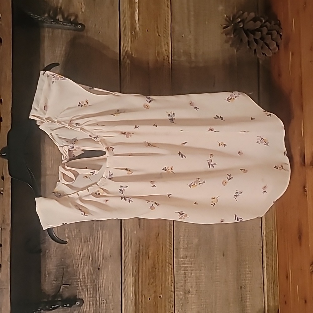 Lauren Conrad size extra small short sleeve flowy top with flowers
